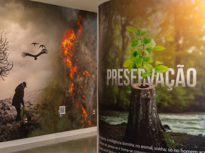 Fotografia do Espaço Cultural da Federação Espírita Brasileira e sua mais recente exposição intitulada 